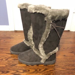 Cute gray winter furry boots- size 9